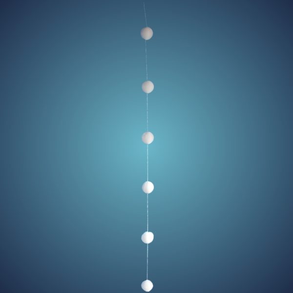 Ballgirlande aus schwer entflammbarer Schneewatte, 6 Bälle à 5 cm, Länge: ~ 120 cm